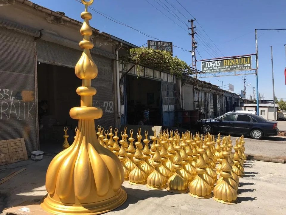 Altın renkli camii alemleri — hilal tepeli süslemeler